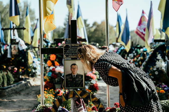 Суми. Дружина Олександра Кірсанова, бійця 79-ї десантно-штурмової бригади, Аліна, приїздить на його могилу з Миколаєва, де нині живе